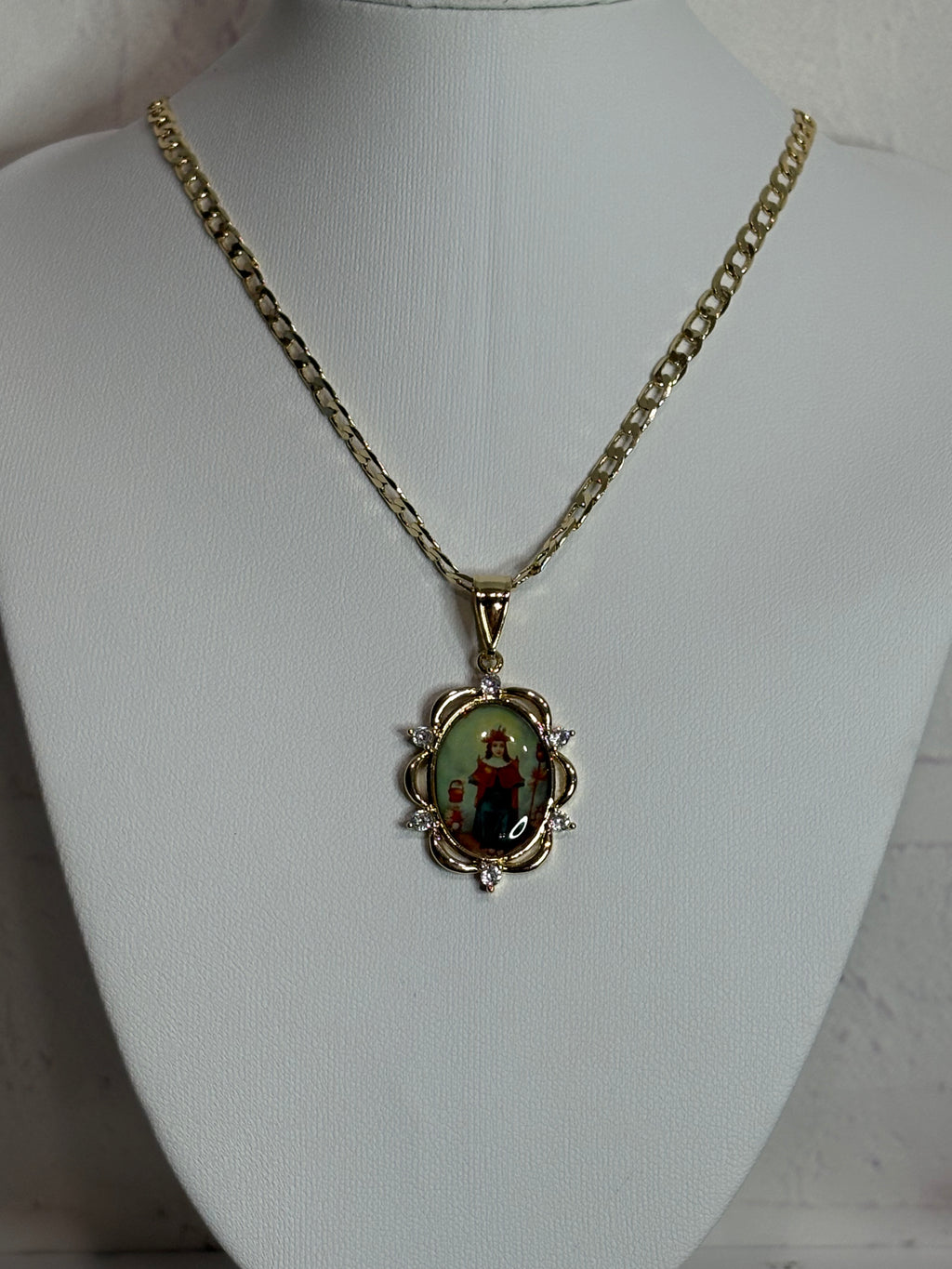 Niño Jesús de Praga necklace