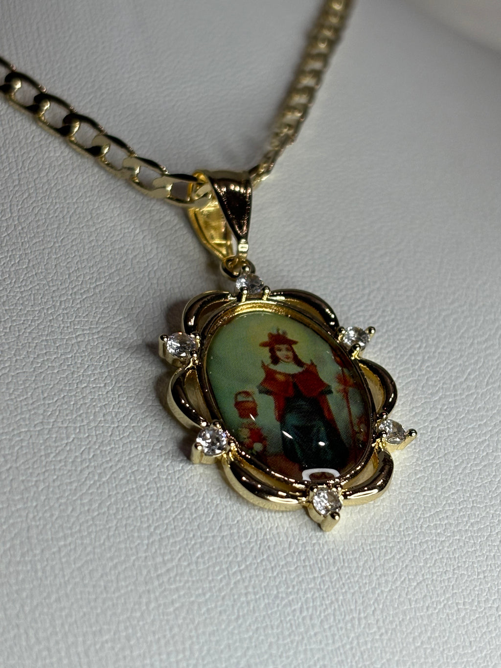 Niño Jesús de Praga necklace