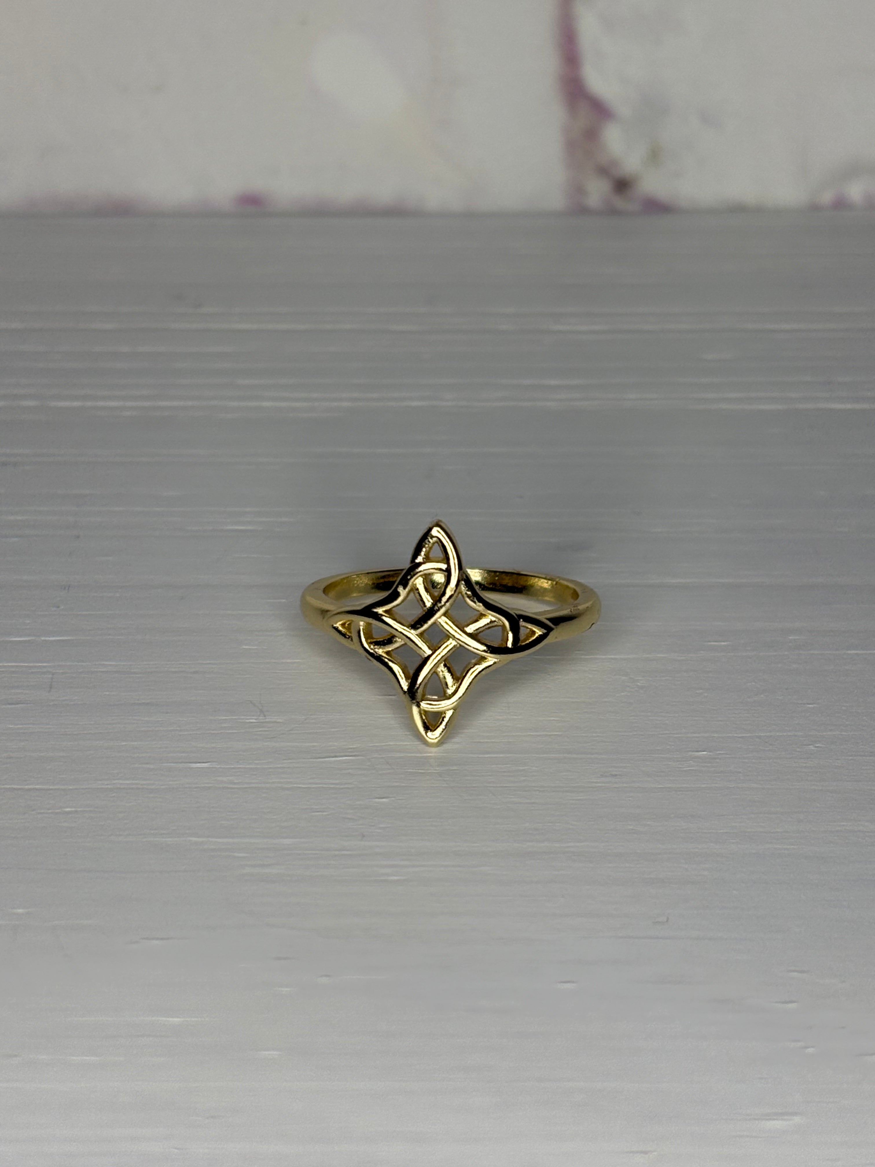 Gld witches knot ring