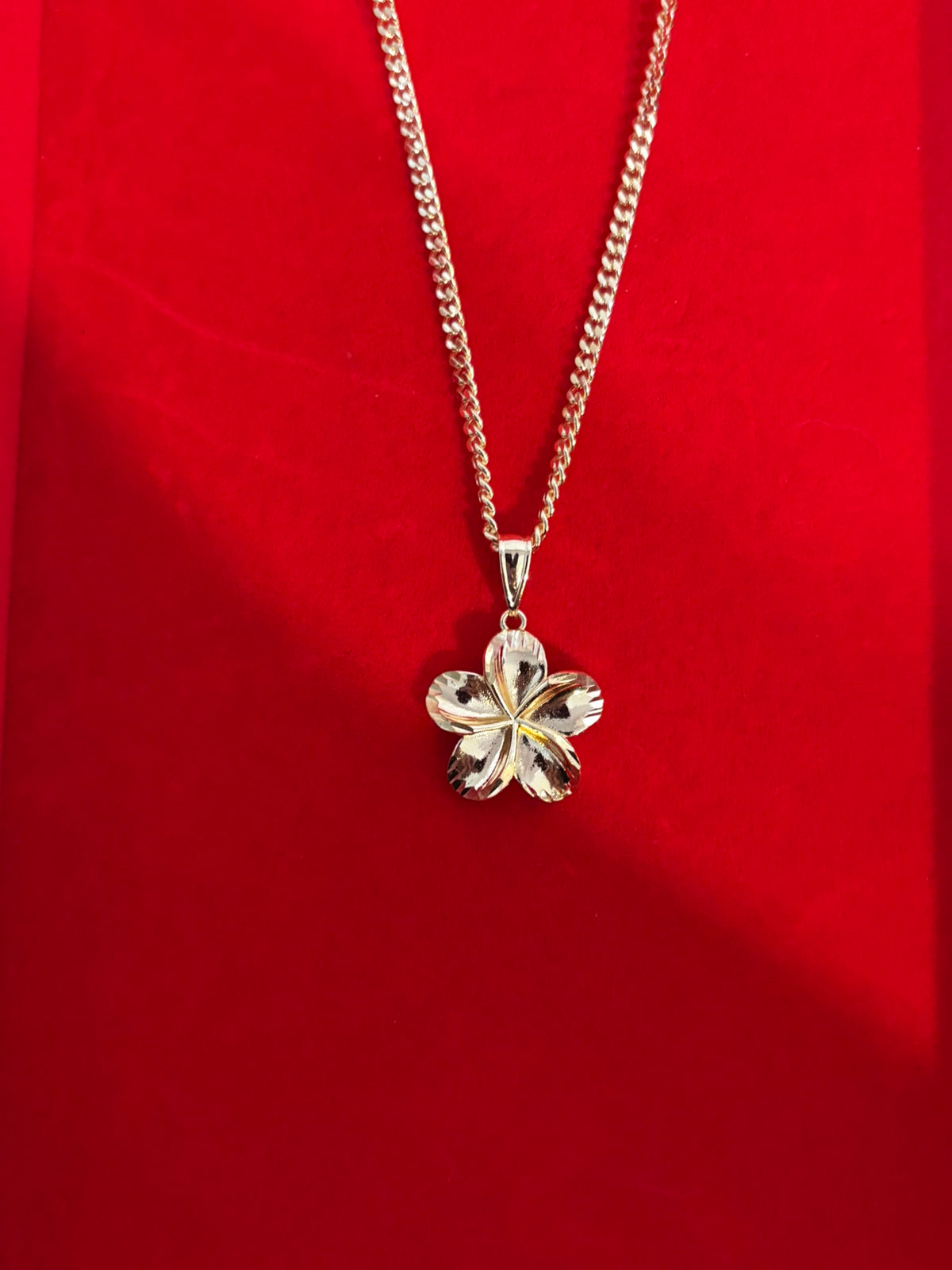 Smooth Flower Necklace